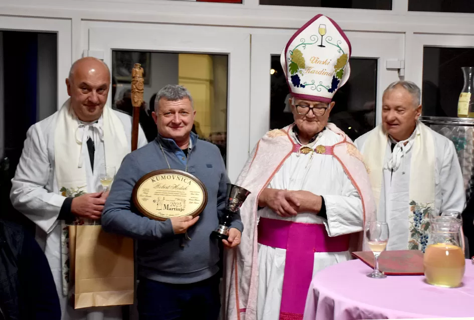 Veselo Martinje kod Anke i Branka Šutala: Bauer krstio mošt, Hodak novi kum