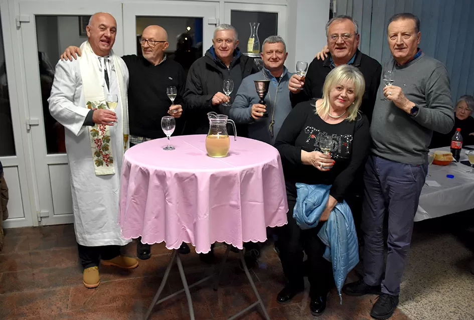 Veselo Martinje kod Anke i Branka Šutala: Bauer krstio mošt, Hodak novi kum