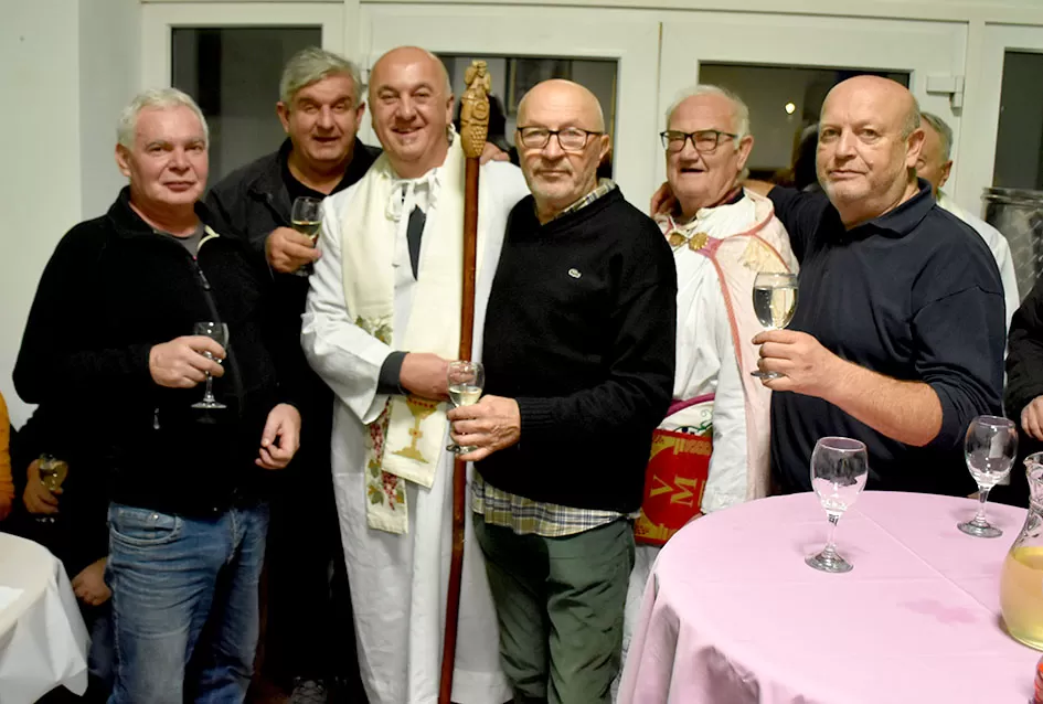 Veselo Martinje kod Anke i Branka Šutala: Bauer krstio mošt, Hodak novi kum