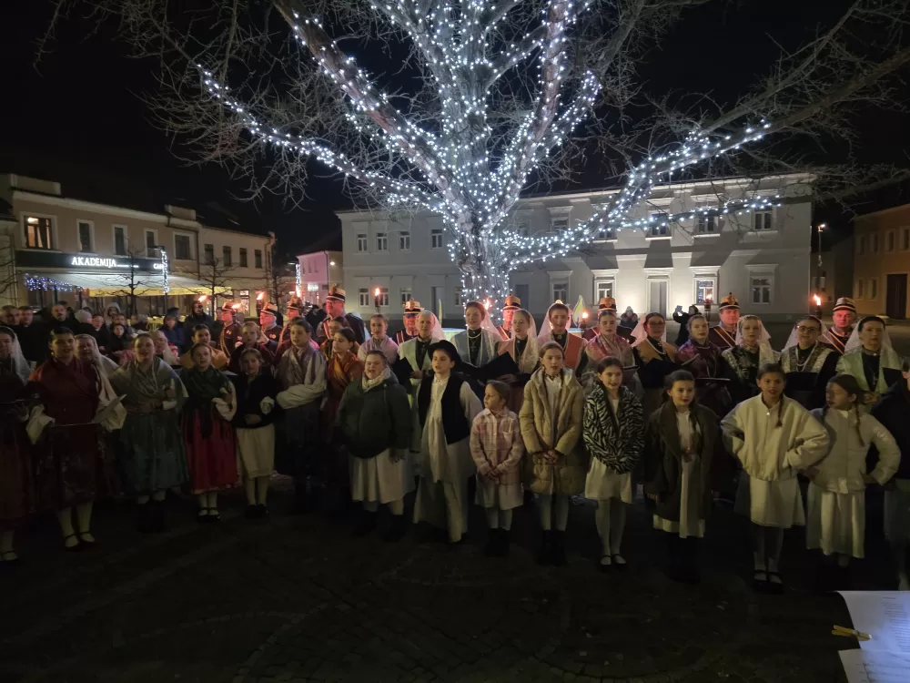 Požega.eu | Toplina adventskog svjetla obasjala Trg sv. Terezije Avilske