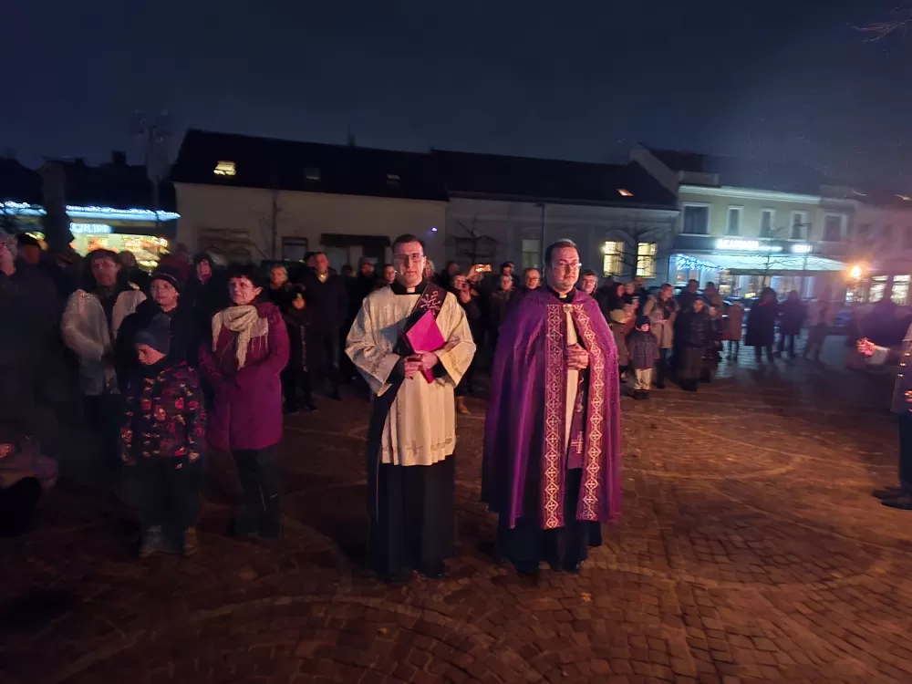 Toplina adventskog svjetla obasjala Trg sv. Terezije Avilske