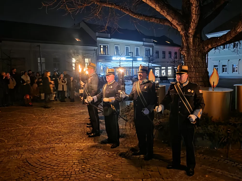 Toplina adventskog svjetla obasjala Trg sv. Terezije Avilske