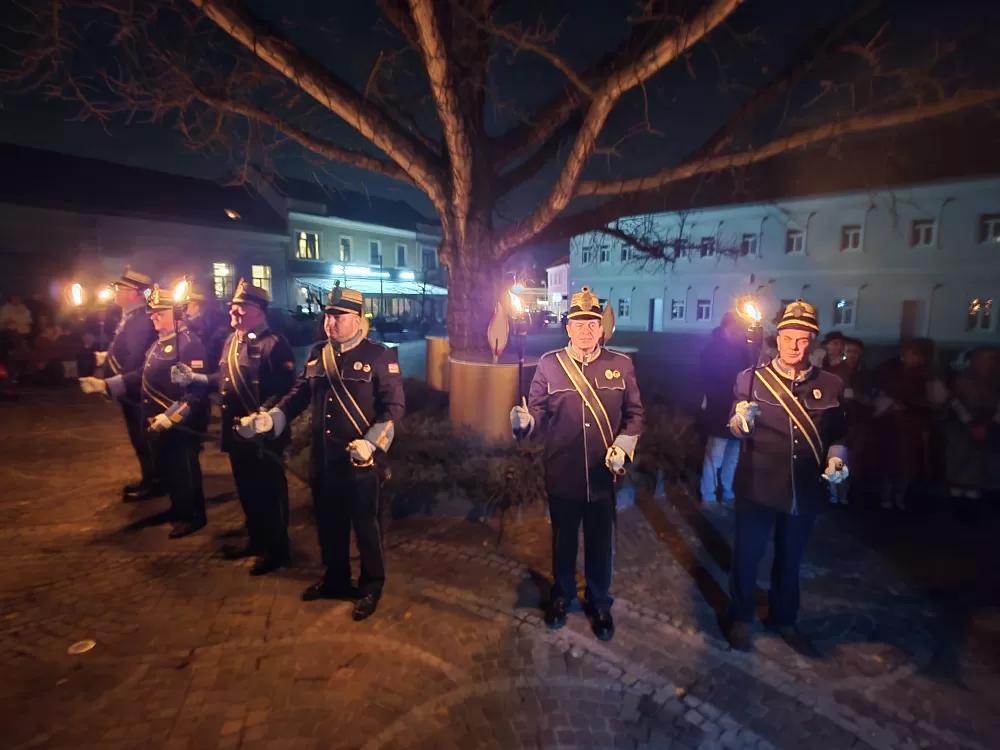 Toplina adventskog svjetla obasjala Trg sv. Terezije Avilske