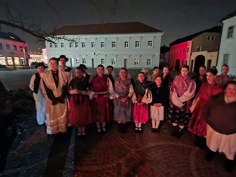 Toplina adventskog svjetla obasjala Trg sv. Terezije Avilske