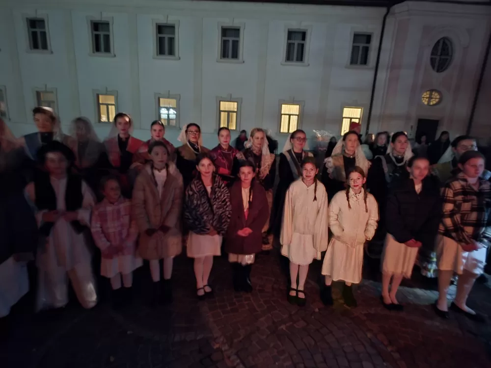 Toplina adventskog svjetla obasjala Trg sv. Terezije Avilske