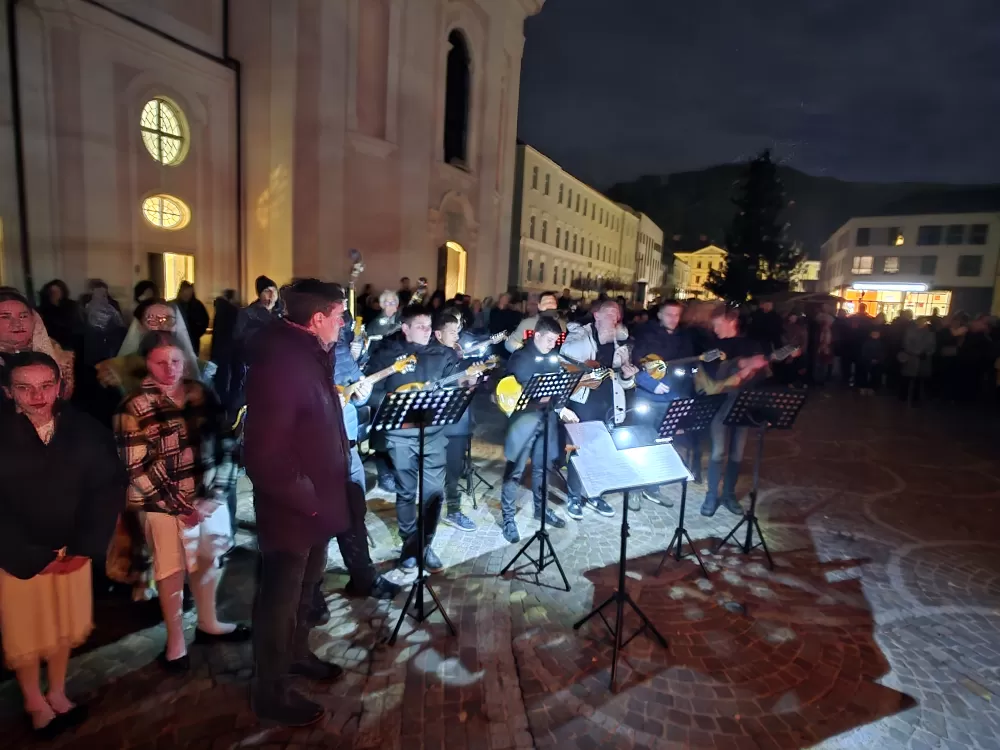 Toplina adventskog svjetla obasjala Trg sv. Terezije Avilske