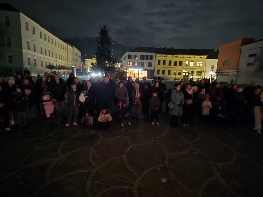 Toplina adventskog svjetla obasjala Trg sv. Terezije Avilske