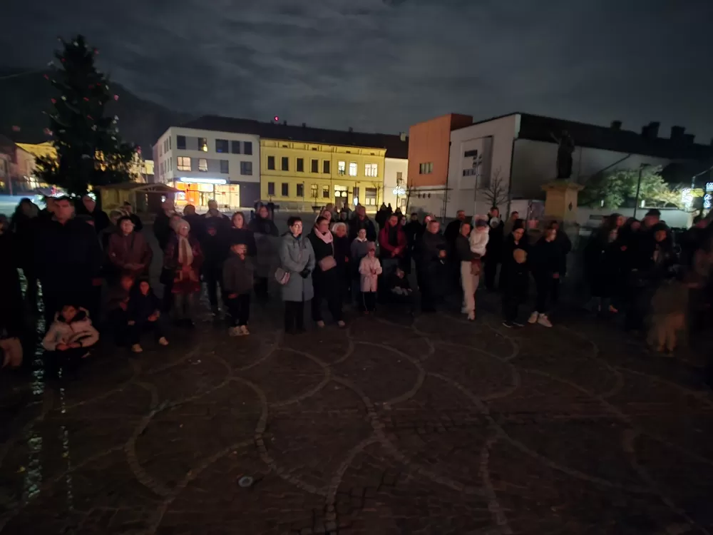 Toplina adventskog svjetla obasjala Trg sv. Terezije Avilske