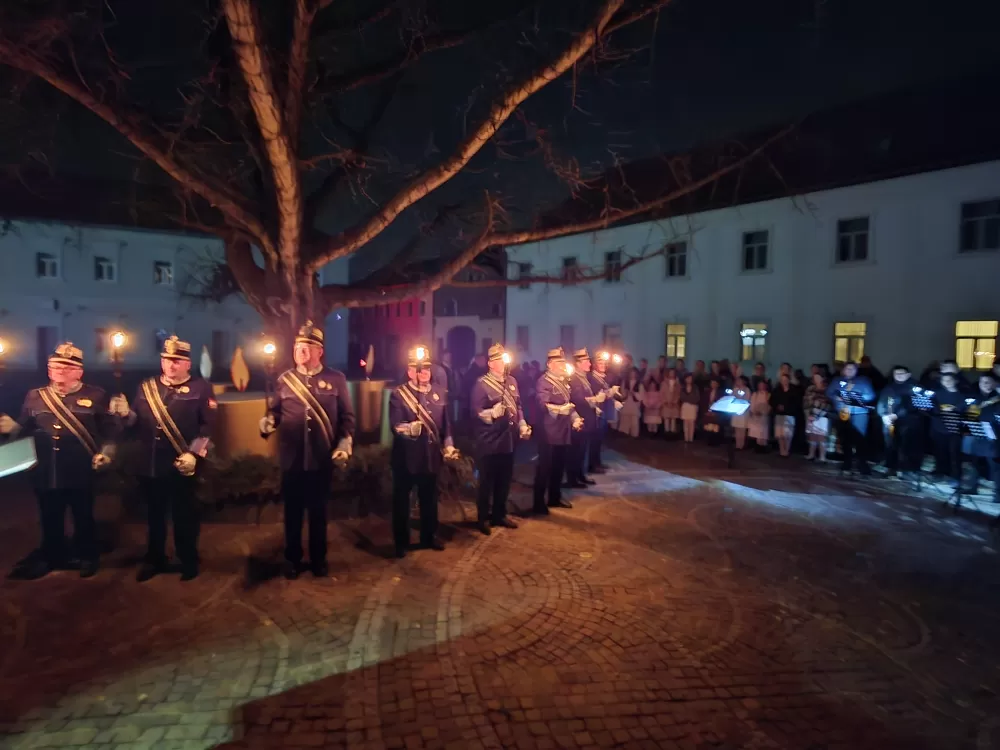 Toplina adventskog svjetla obasjala Trg sv. Terezije Avilske