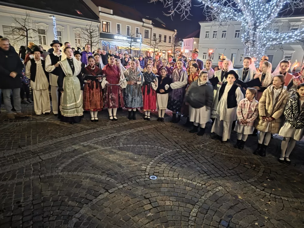 Toplina adventskog svjetla obasjala Trg sv. Terezije Avilske