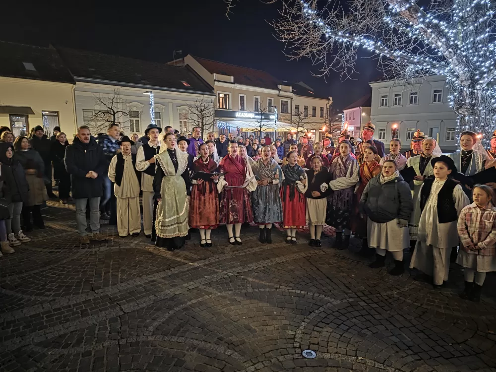 Toplina adventskog svjetla obasjala Trg sv. Terezije Avilske
