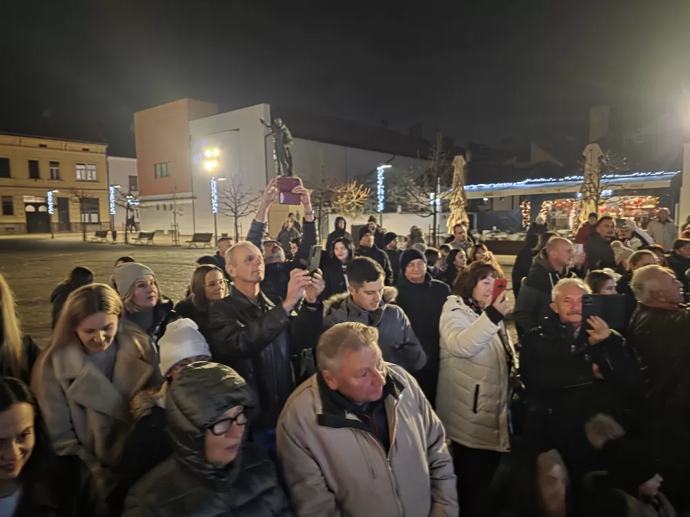 Toplina adventskog svjetla obasjala Trg sv. Terezije Avilske