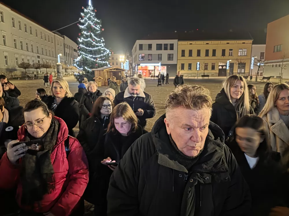 Toplina adventskog svjetla obasjala Trg sv. Terezije Avilske