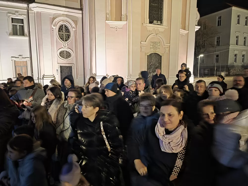 Toplina adventskog svjetla obasjala Trg sv. Terezije Avilske