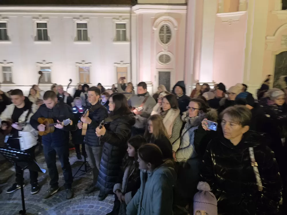 Toplina adventskog svjetla obasjala Trg sv. Terezije Avilske