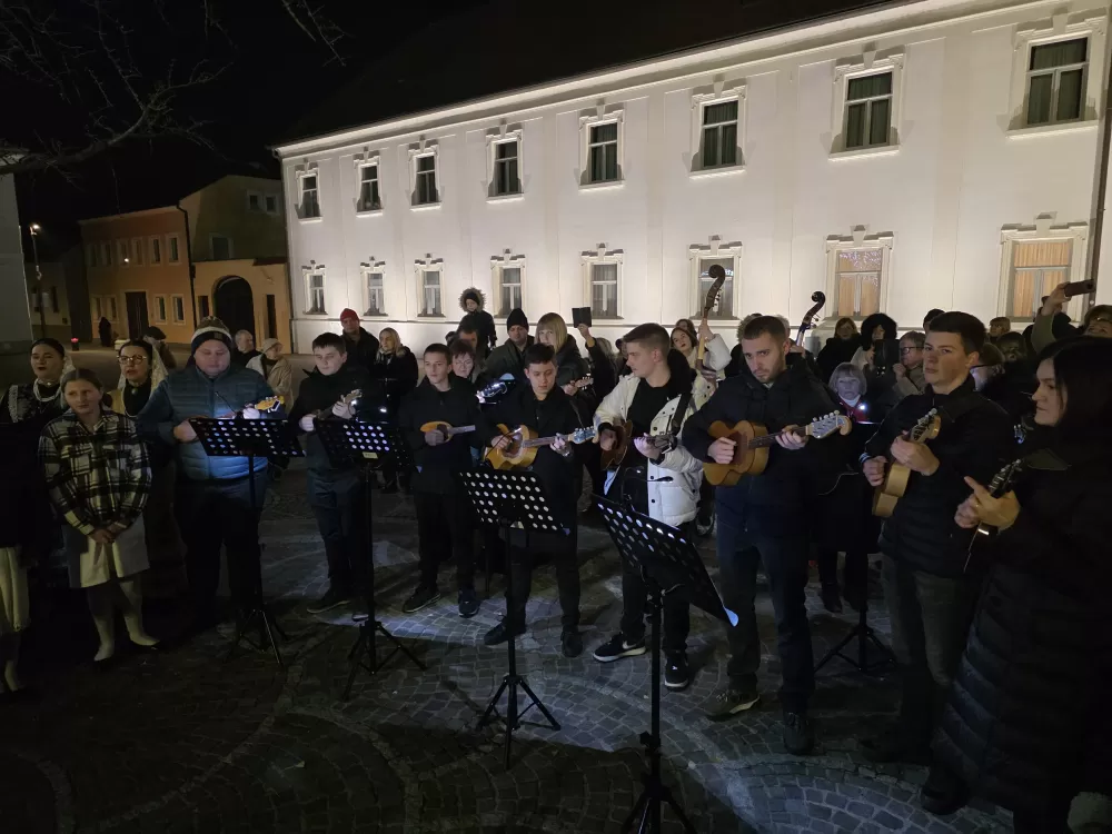 Toplina adventskog svjetla obasjala Trg sv. Terezije Avilske