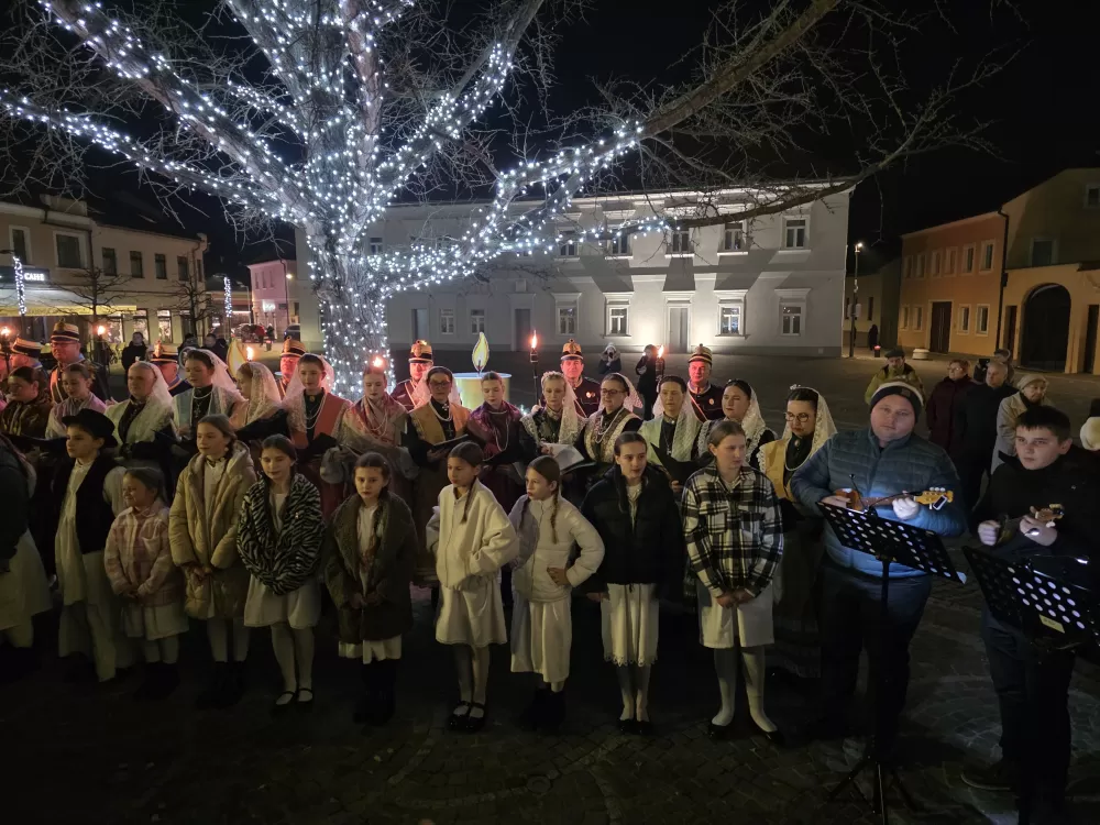 Toplina adventskog svjetla obasjala Trg sv. Terezije Avilske