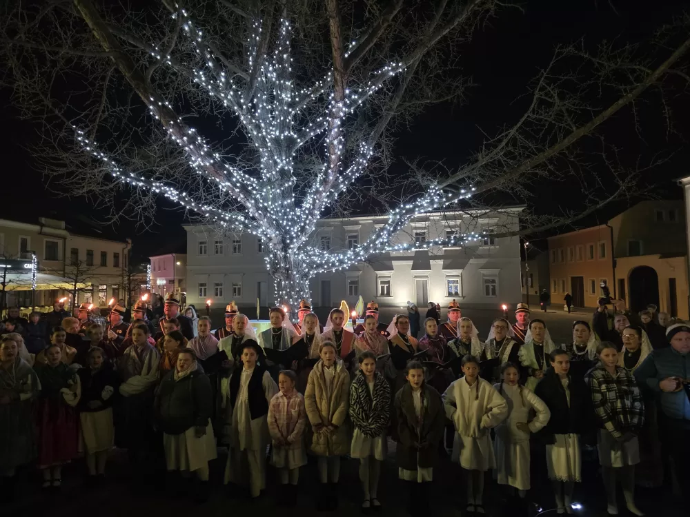 Toplina adventskog svjetla obasjala Trg sv. Terezije Avilske