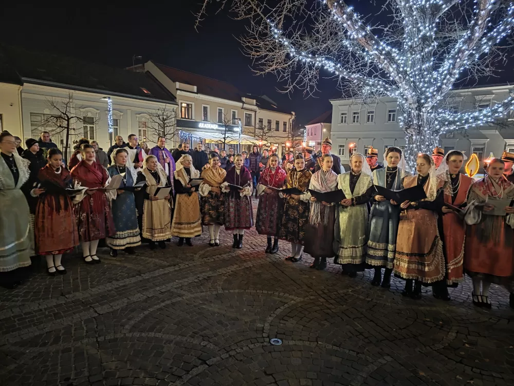 Toplina adventskog svjetla obasjala Trg sv. Terezije Avilske