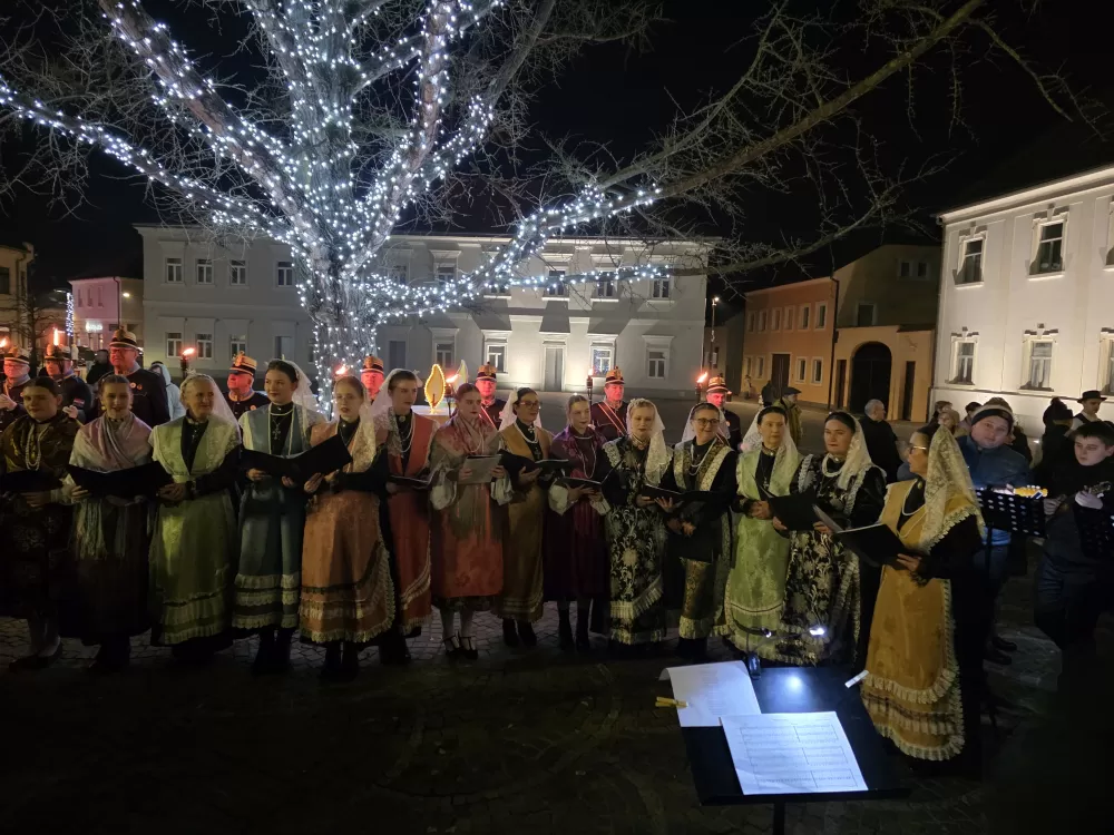 Toplina adventskog svjetla obasjala Trg sv. Terezije Avilske