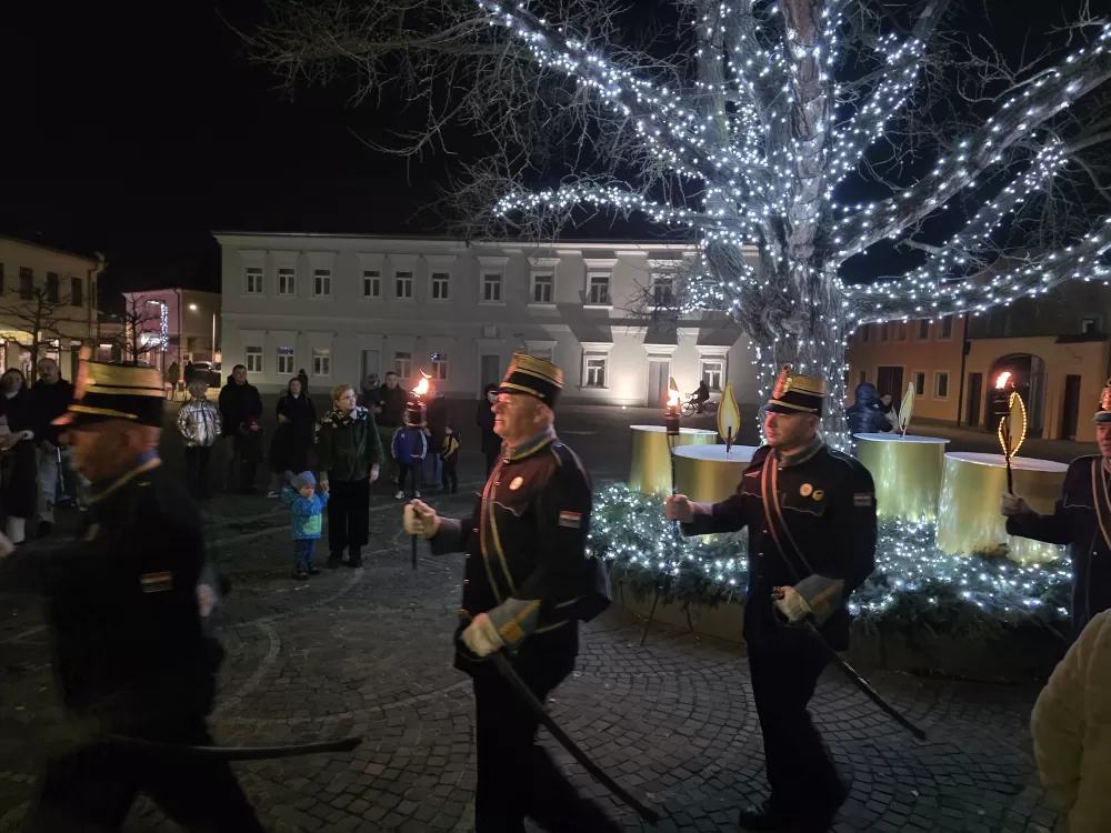 Toplina adventskog svjetla obasjala Trg sv. Terezije Avilske