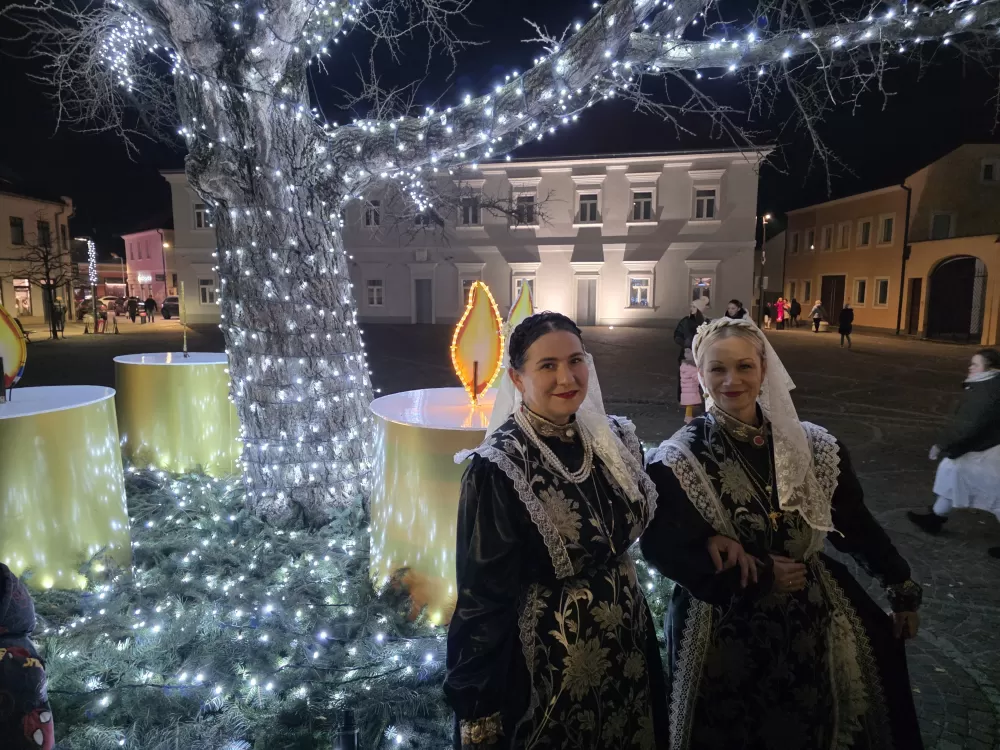 Toplina adventskog svjetla obasjala Trg sv. Terezije Avilske