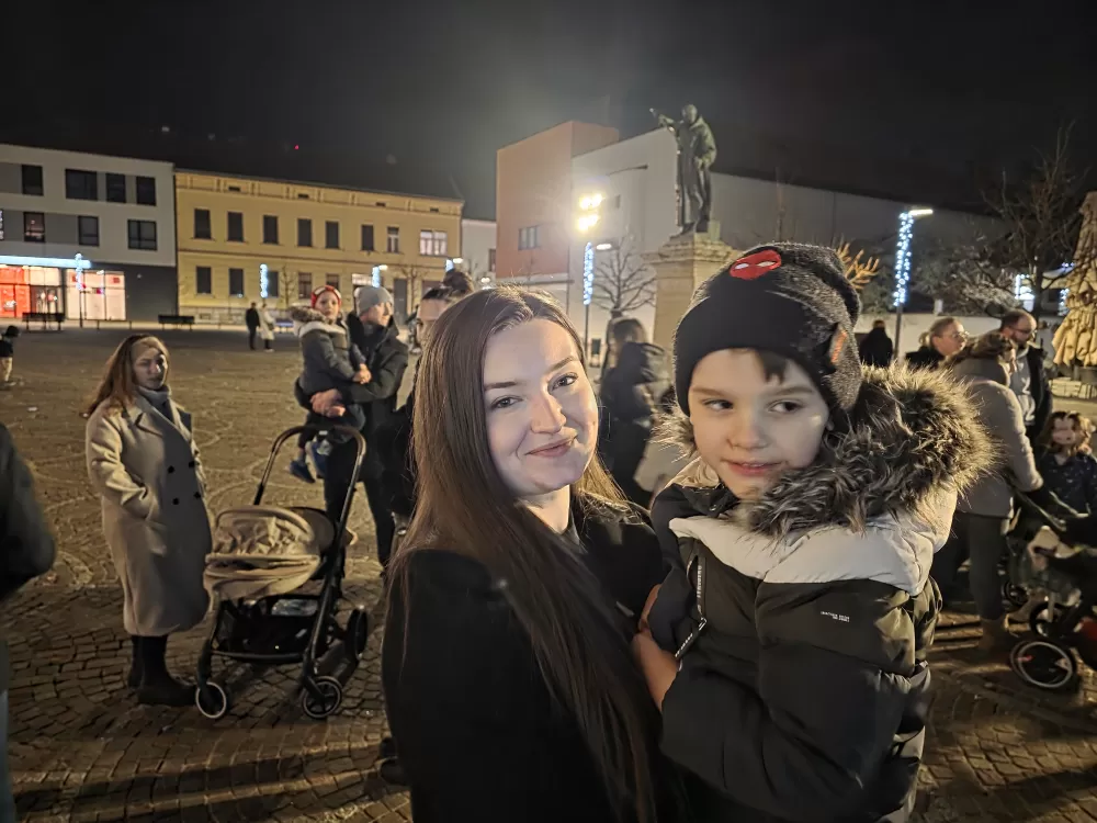 Toplina adventskog svjetla obasjala Trg sv. Terezije Avilske