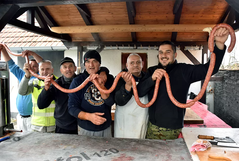 Požega.eu | Bosanska duša i slavonska tradicija: Kolinje u Požegi spojilo prognanike i starosjedioce u proslavi zajedništva