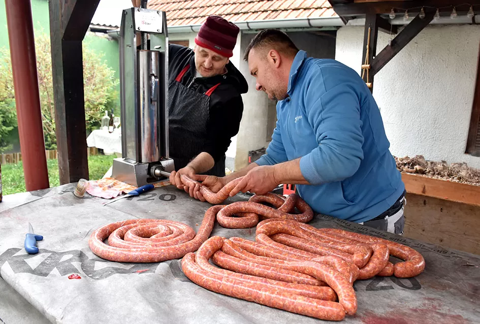 Bosanska duša i slavonska tradicija: Kolinje u Požegi spojilo prognanike i starosjedioce u proslavi zajedništva