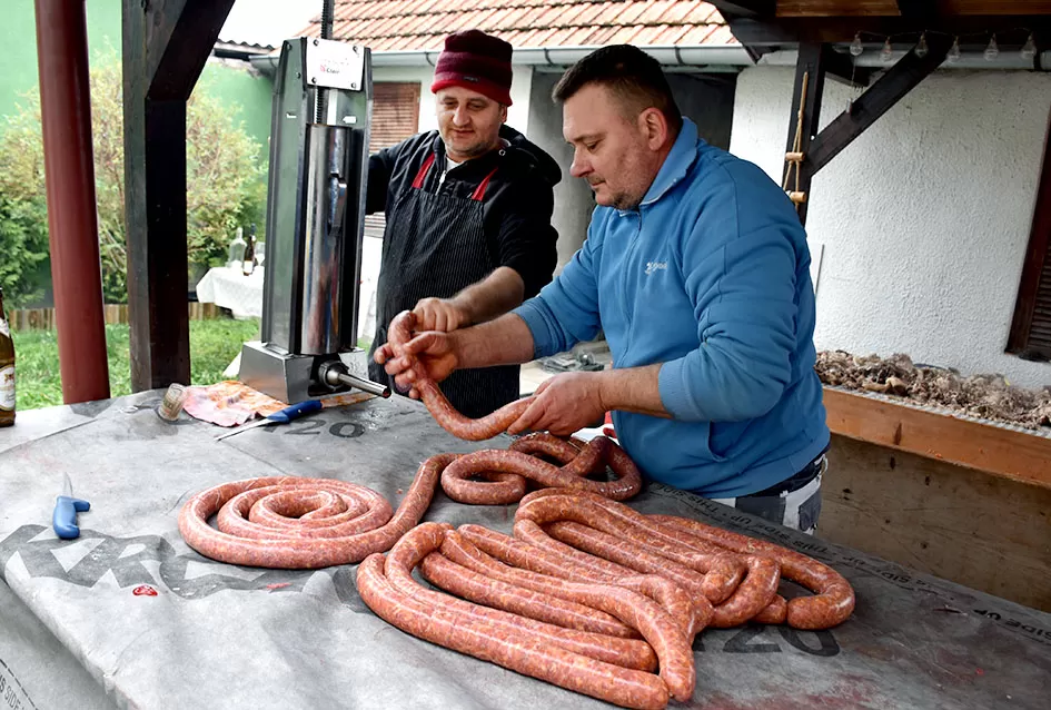 Bosanska duša i slavonska tradicija: Kolinje u Požegi spojilo prognanike i starosjedioce u proslavi zajedništva