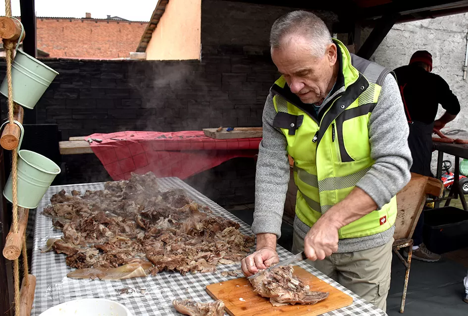 Bosanska duša i slavonska tradicija: Kolinje u Požegi spojilo prognanike i starosjedioce u proslavi zajedništva