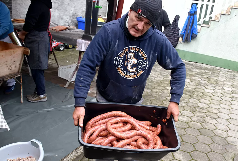 Bosanska duša i slavonska tradicija: Kolinje u Požegi spojilo prognanike i starosjedioce u proslavi zajedništva