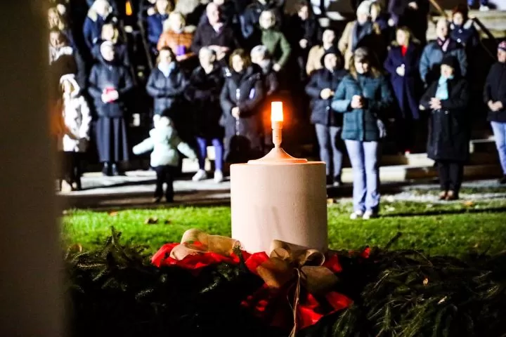 Požega.eu | DOŠAŠĆE U SVETIŠTU GOSPE OD SUZA U PLETERNICI: Zapaljena prva adventska svijeća