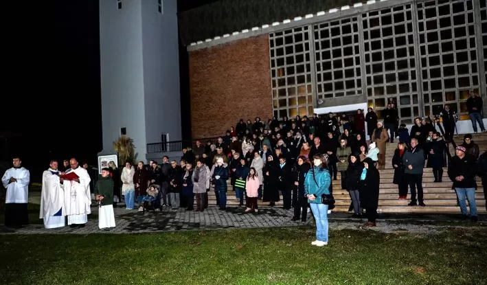 DOŠAŠĆE U SVETIŠTU GOSPE OD SUZA U PLETERNICI: Zapaljena prva adventska svijeća