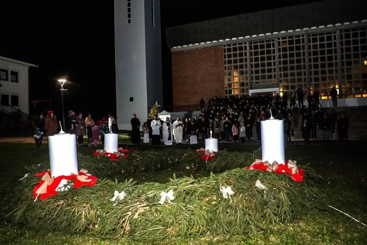 DOŠAŠĆE U SVETIŠTU GOSPE OD SUZA U PLETERNICI: Zapaljena prva adventska svijeća
