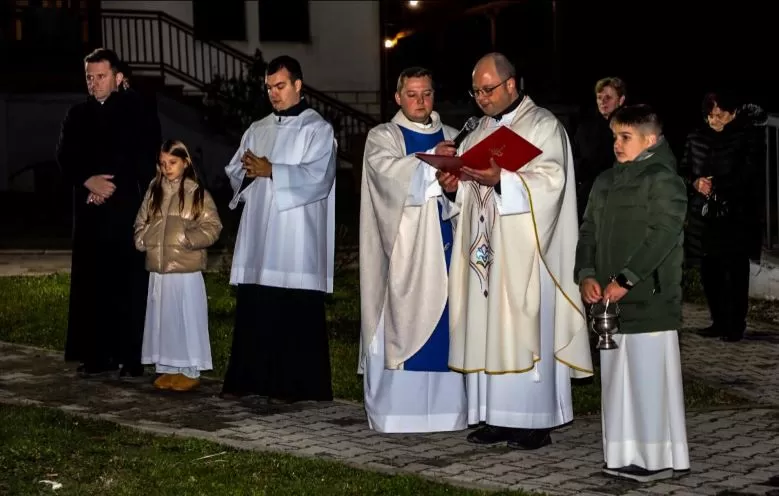 DOŠAŠĆE U SVETIŠTU GOSPE OD SUZA U PLETERNICI: Zapaljena prva adventska svijeća