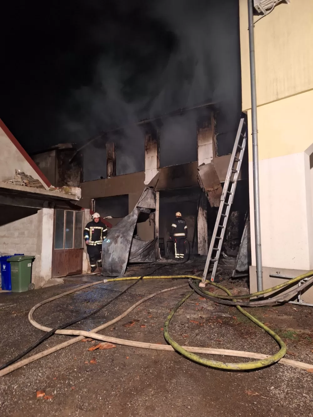 Noćna drama u Kutjevu: Požar uništio garažu, vozilo, motocikl...kuću spasili vatrogasci