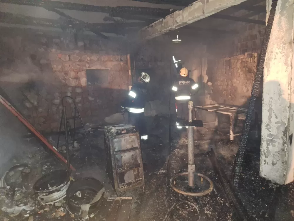 Noćna drama u Kutjevu: Požar uništio garažu, vozilo, motocikl...kuću spasili vatrogasci