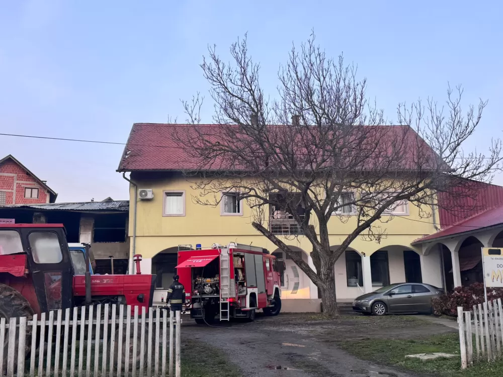 Noćna drama u Kutjevu: Požar uništio garažu, vozilo, motocikl...kuću spasili vatrogasci