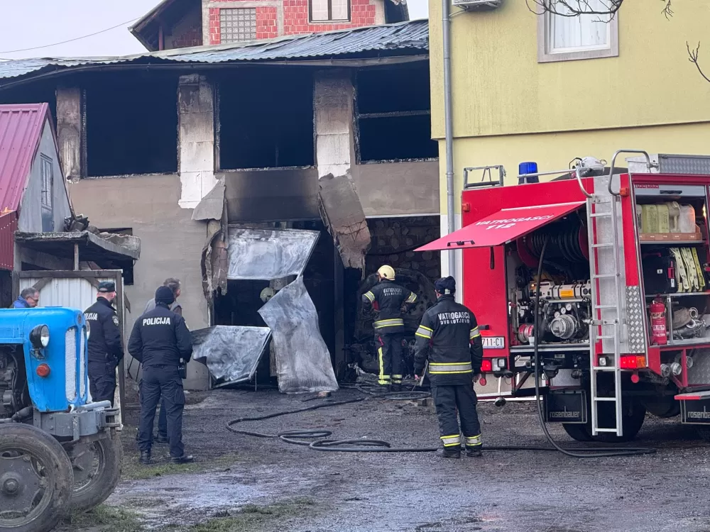 Noćna drama u Kutjevu: Požar uništio garažu, vozilo, motocikl...kuću spasili vatrogasci