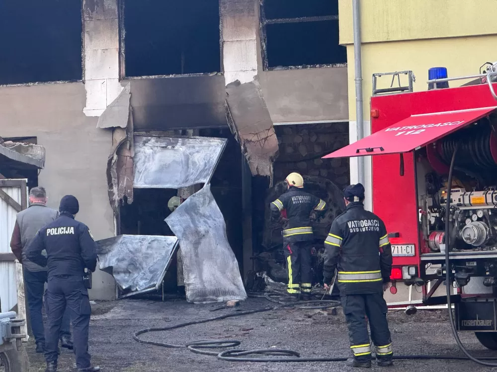 Noćna drama u Kutjevu: Požar uništio garažu, vozilo, motocikl...kuću spasili vatrogasci
