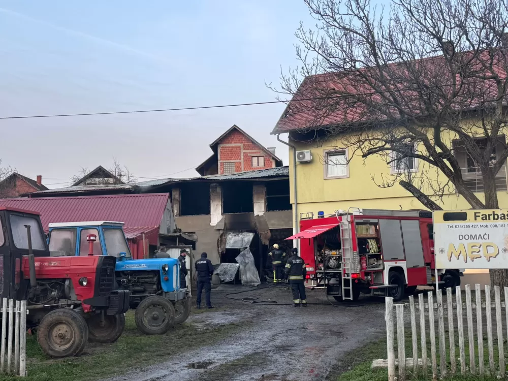 Noćna drama u Kutjevu: Požar uništio garažu, vozilo, motocikl...kuću spasili vatrogasci