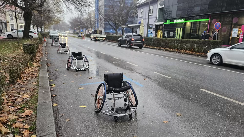 SB Online | Vozači u nevjerici. Kolica ʼzauzelaʼ 5 mjesta u centru grada.