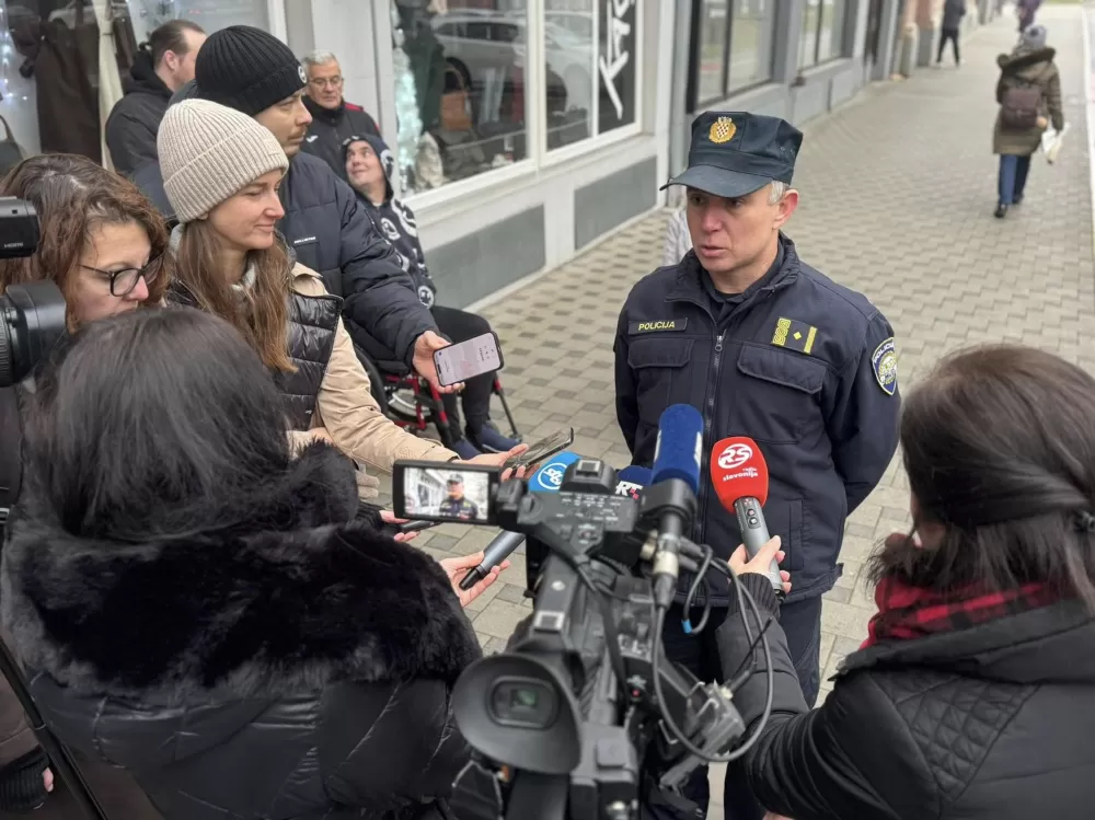 Vozači u nevjerici. Kolica ʼzauzelaʼ 5 mjesta u centru grada.