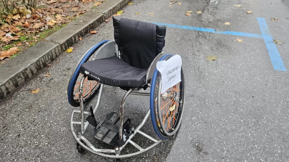 Vozači u nevjerici. Kolica ʼzauzelaʼ 5 mjesta u centru grada.