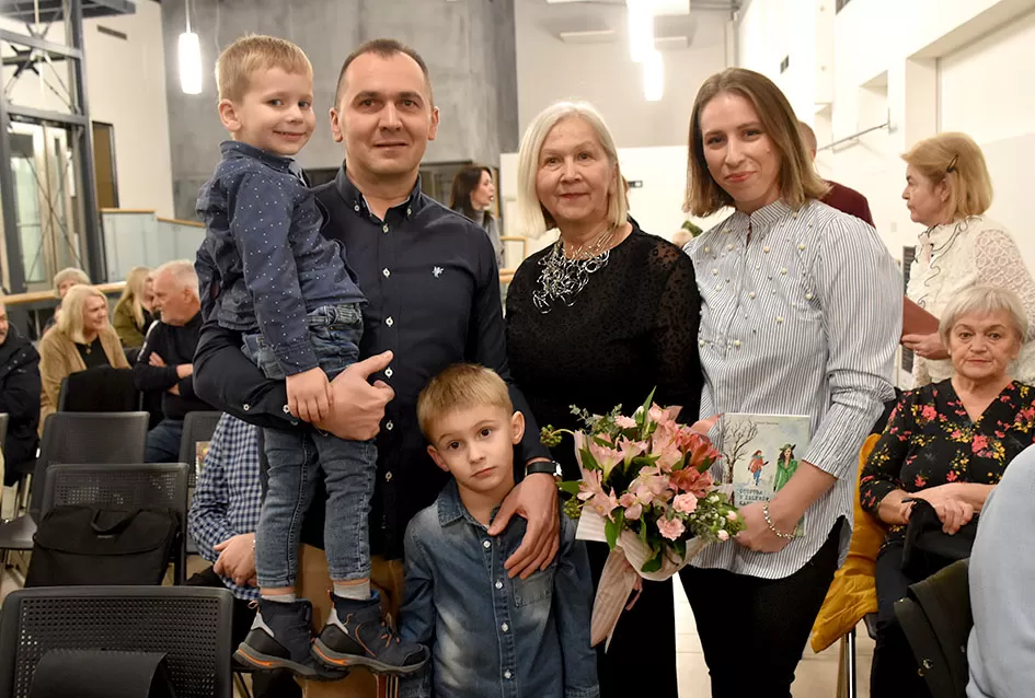 Inspirativna večer u Požegi: Predstavljena nova zbirka pjesama i izložba makramea Slavice Šperande