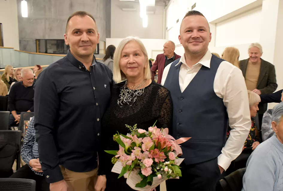 Inspirativna večer u Požegi: Predstavljena nova zbirka pjesama i izložba makramea Slavice Šperande