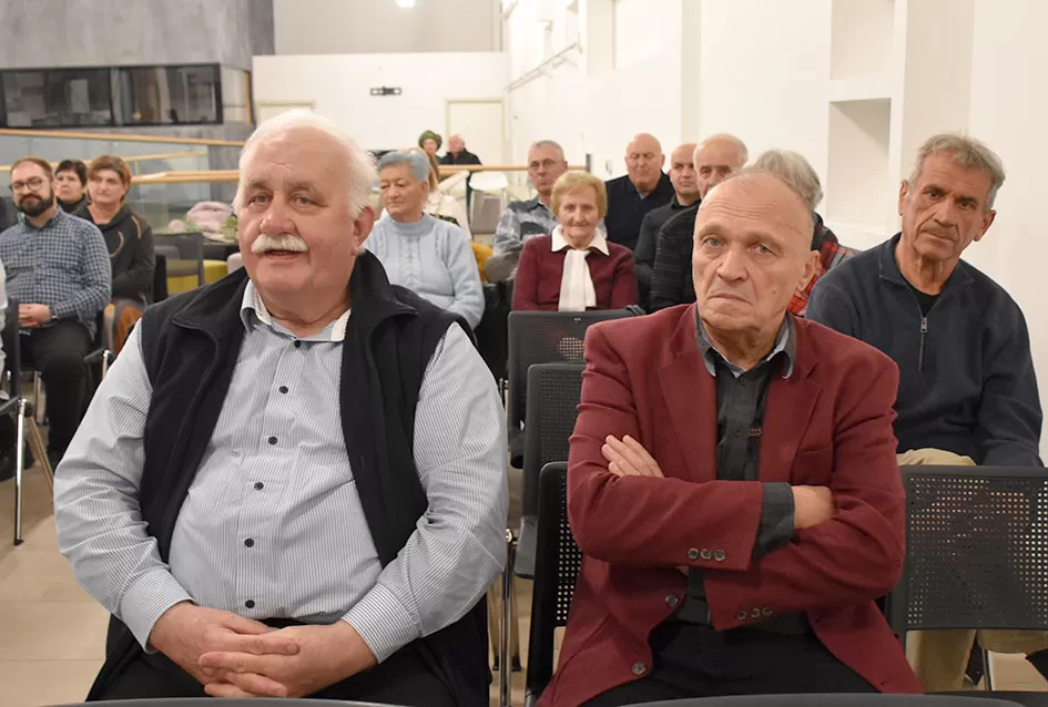 Inspirativna večer u Požegi: Predstavljena nova zbirka pjesama i izložba makramea Slavice Šperande