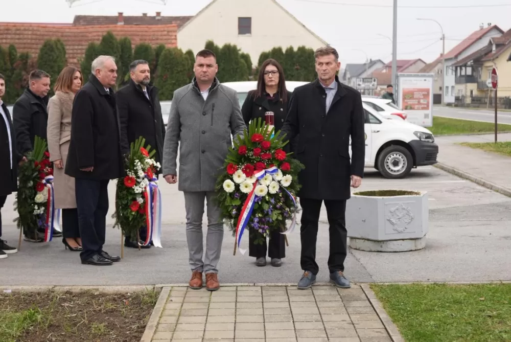 Polaganjem vijenaca i svečanom misom započelo obilježavanje Dana Općine Jakšić