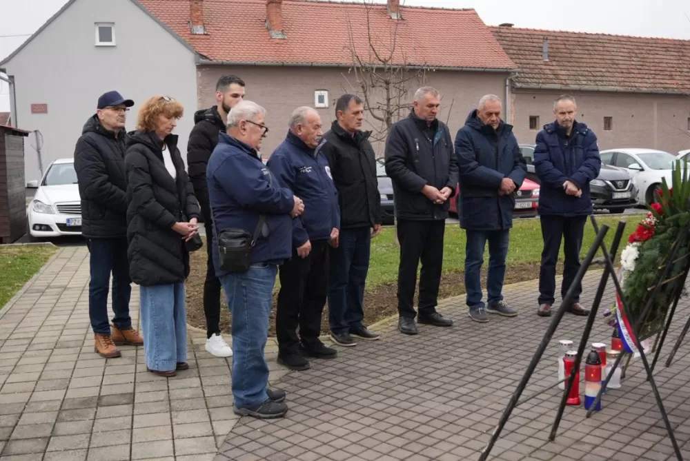 Polaganjem vijenaca i svečanom misom započelo obilježavanje Dana Općine Jakšić